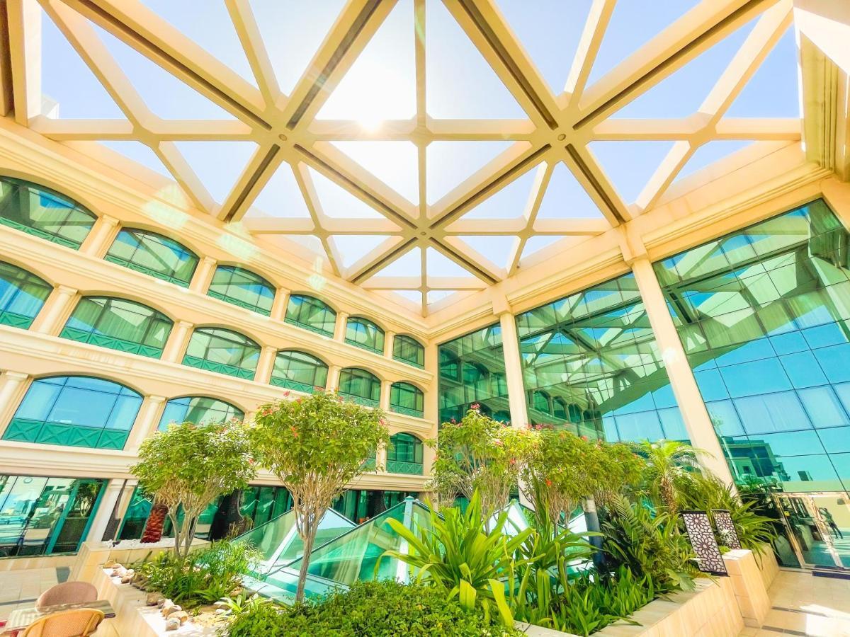 Moevenpick Grand Al Bustan Hotel Dubai Exterior foto The atrium of the hotel