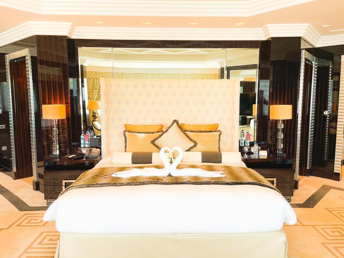 Moevenpick Grand Al Bustan Hotel Dubai Exterior foto A bedroom at the hotel