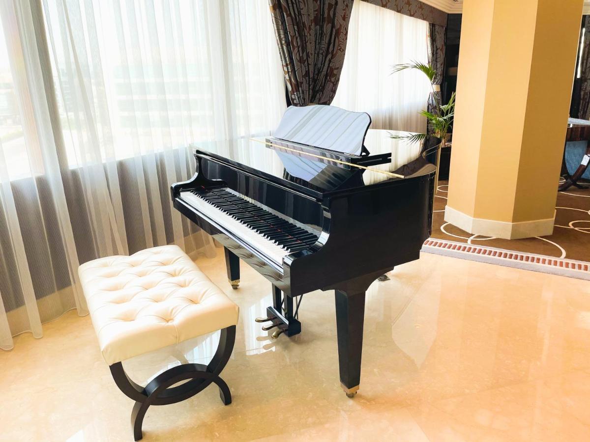 Moevenpick Grand Al Bustan Hotel Dubai Exterior foto A piano