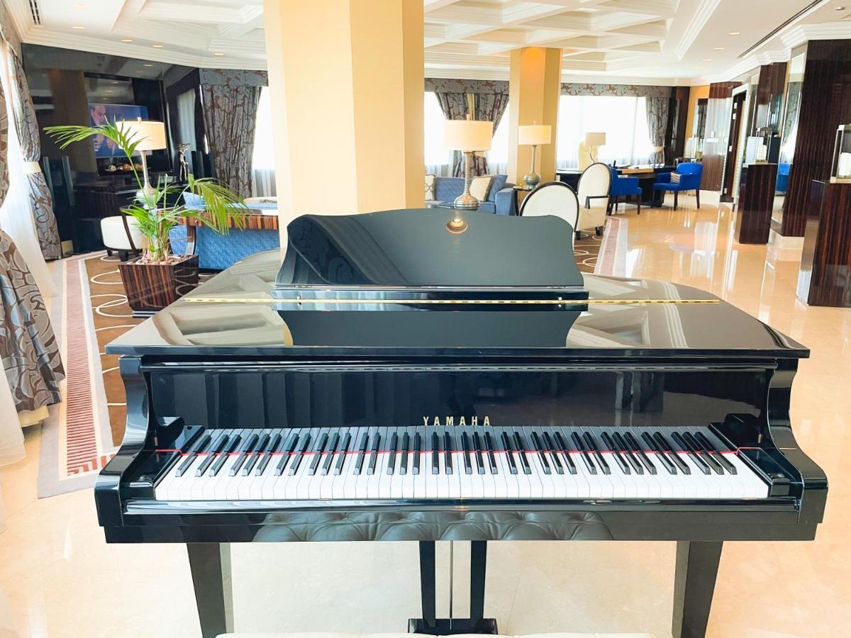 Moevenpick Grand Al Bustan Hotel Dubai Exterior foto A piano in the lobby of the hotel