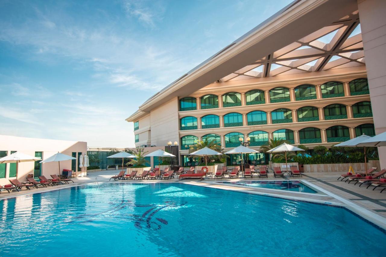 Moevenpick Grand Al Bustan Hotel Dubai Exterior foto The swimming pool at the hotel