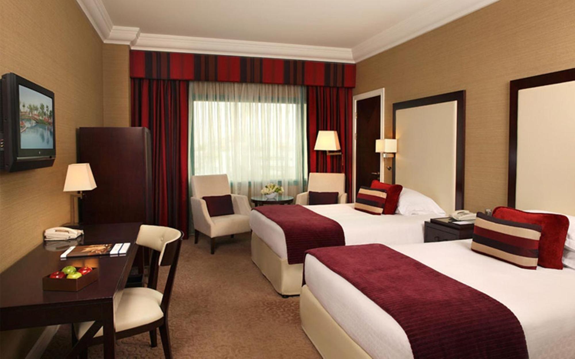 Moevenpick Grand Al Bustan Hotel Dubai Exterior foto A room at the hotel