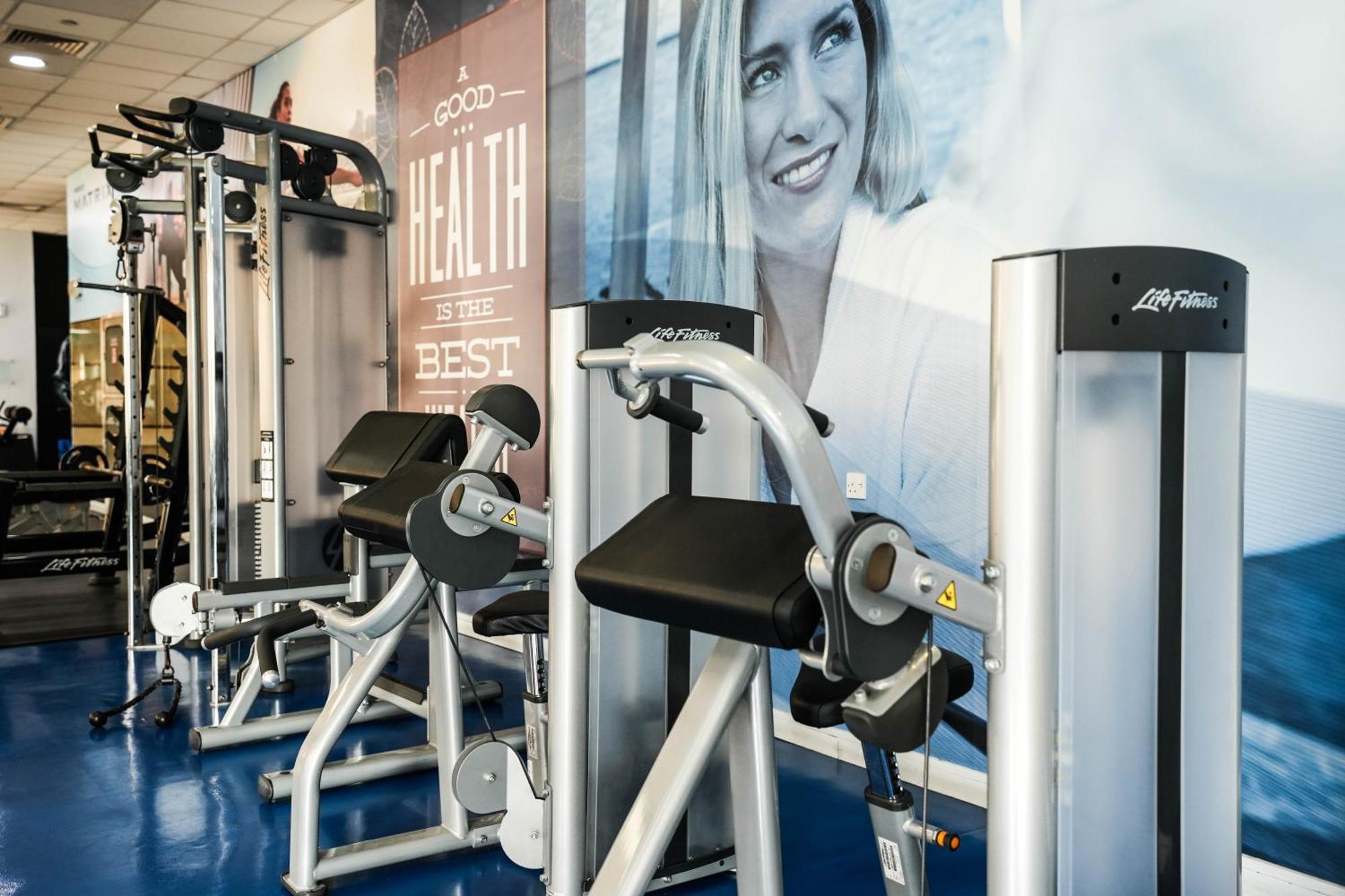 Moevenpick Grand Al Bustan Hotel Dubai Exterior foto The gym at the hotel