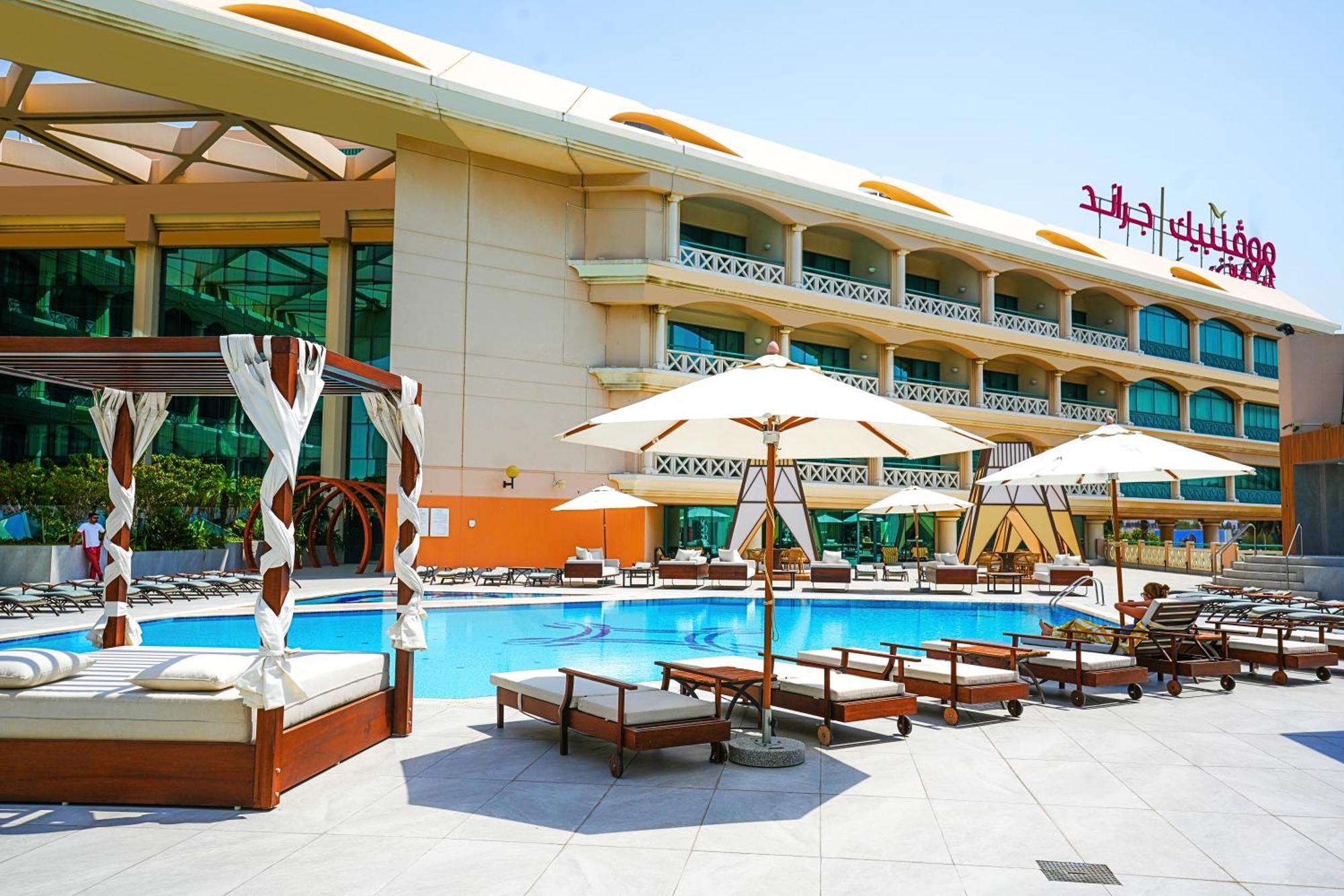 Moevenpick Grand Al Bustan Hotel Dubai Exterior foto The pool at the hotel