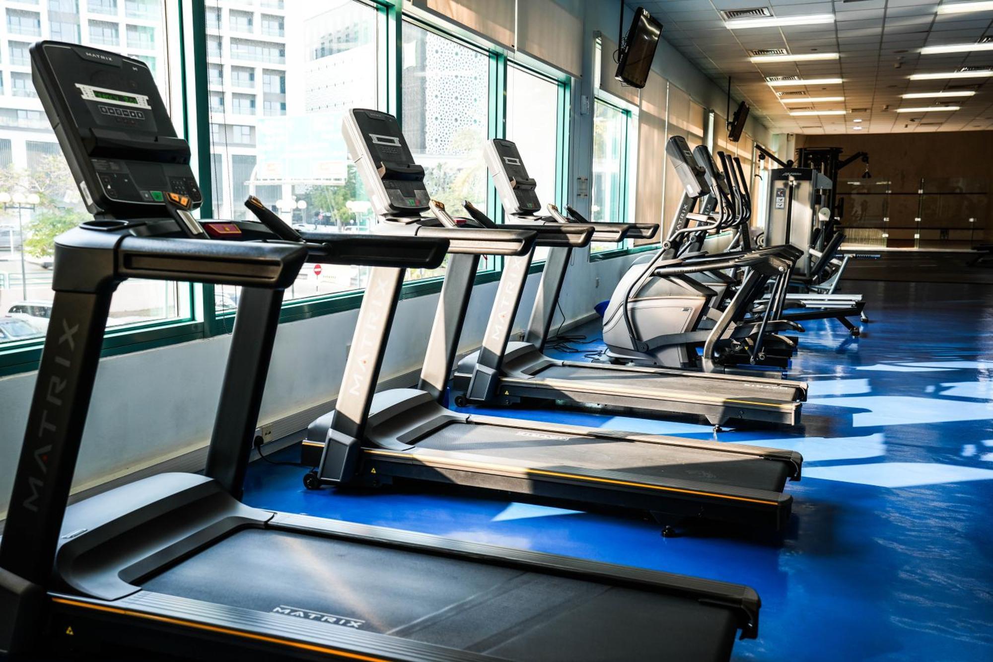 Moevenpick Grand Al Bustan Hotel Dubai Exterior foto A row of treadmills