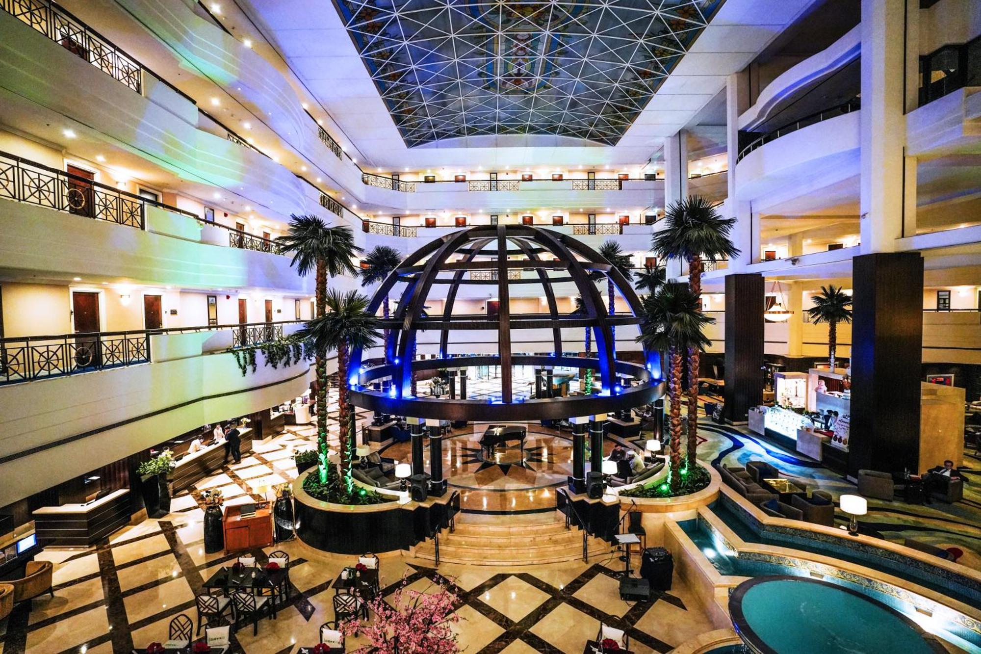Moevenpick Grand Al Bustan Hotel Dubai Exterior foto The lobby of the Grand Hyatt Hotel