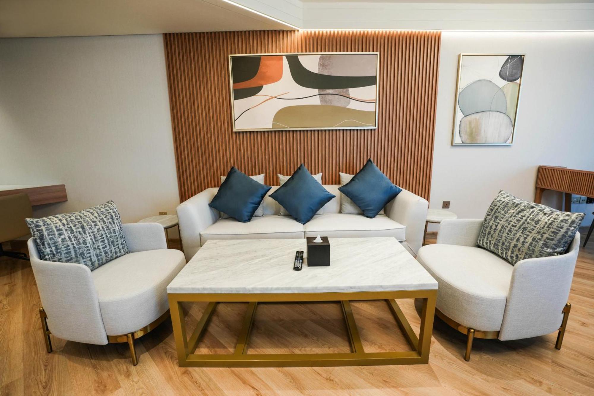Moevenpick Grand Al Bustan Hotel Dubai Exterior foto A living room in a suite at the hotel