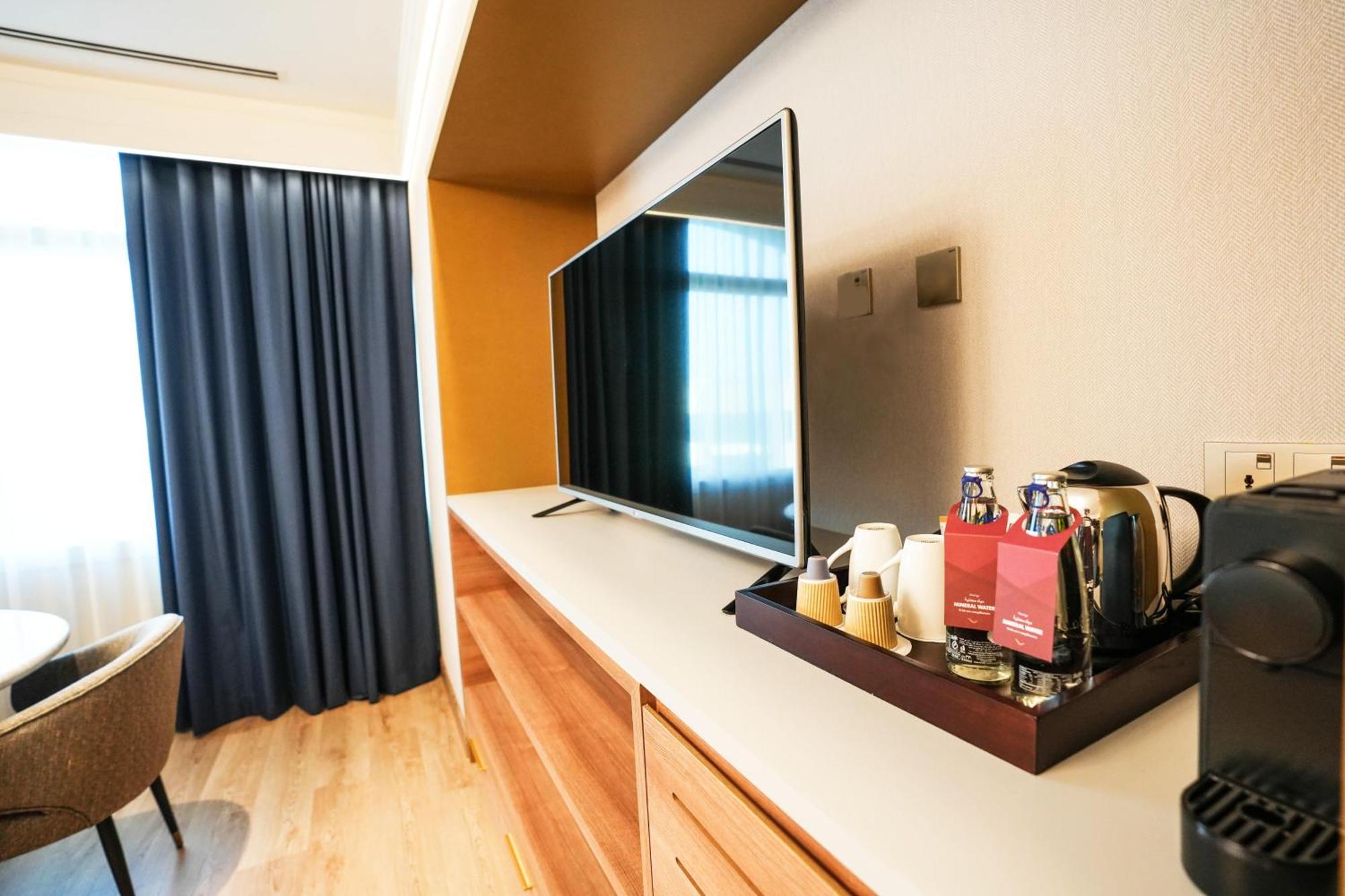 Moevenpick Grand Al Bustan Hotel Dubai Exterior foto A Nespresso machine in a hotel room