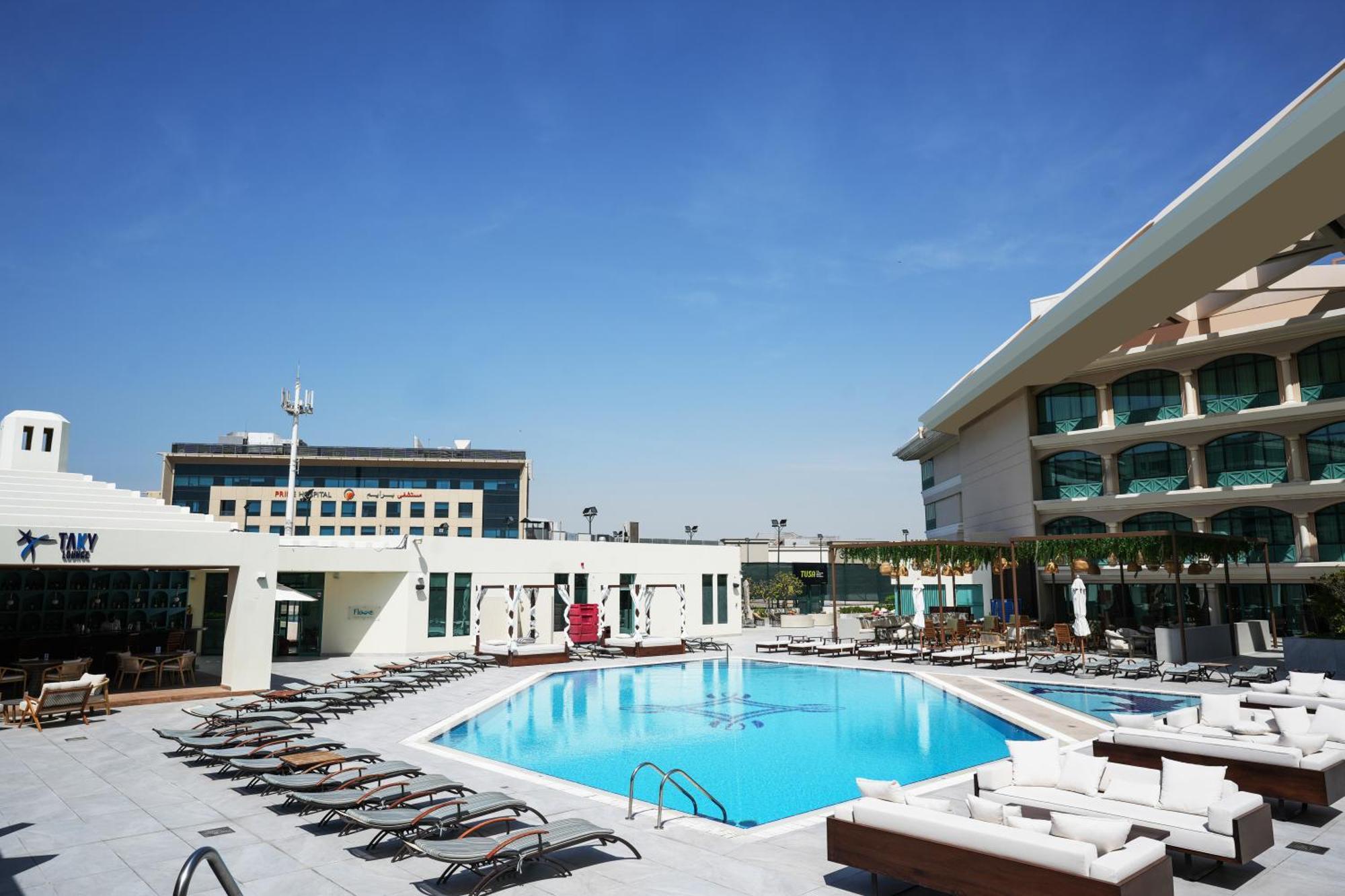 Moevenpick Grand Al Bustan Hotel Dubai Exterior foto The swimming pool at the hotel
