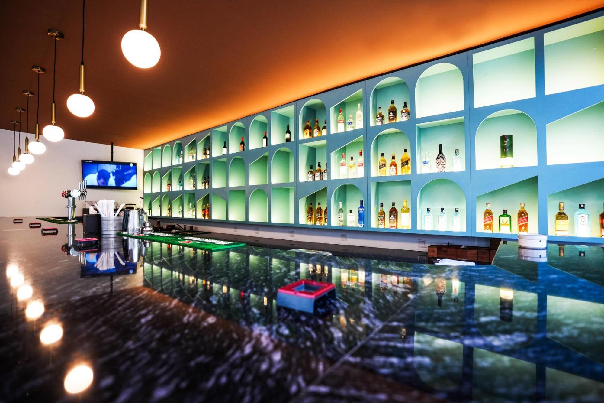 Moevenpick Grand Al Bustan Hotel Dubai Exterior foto The bar at the 101 bar