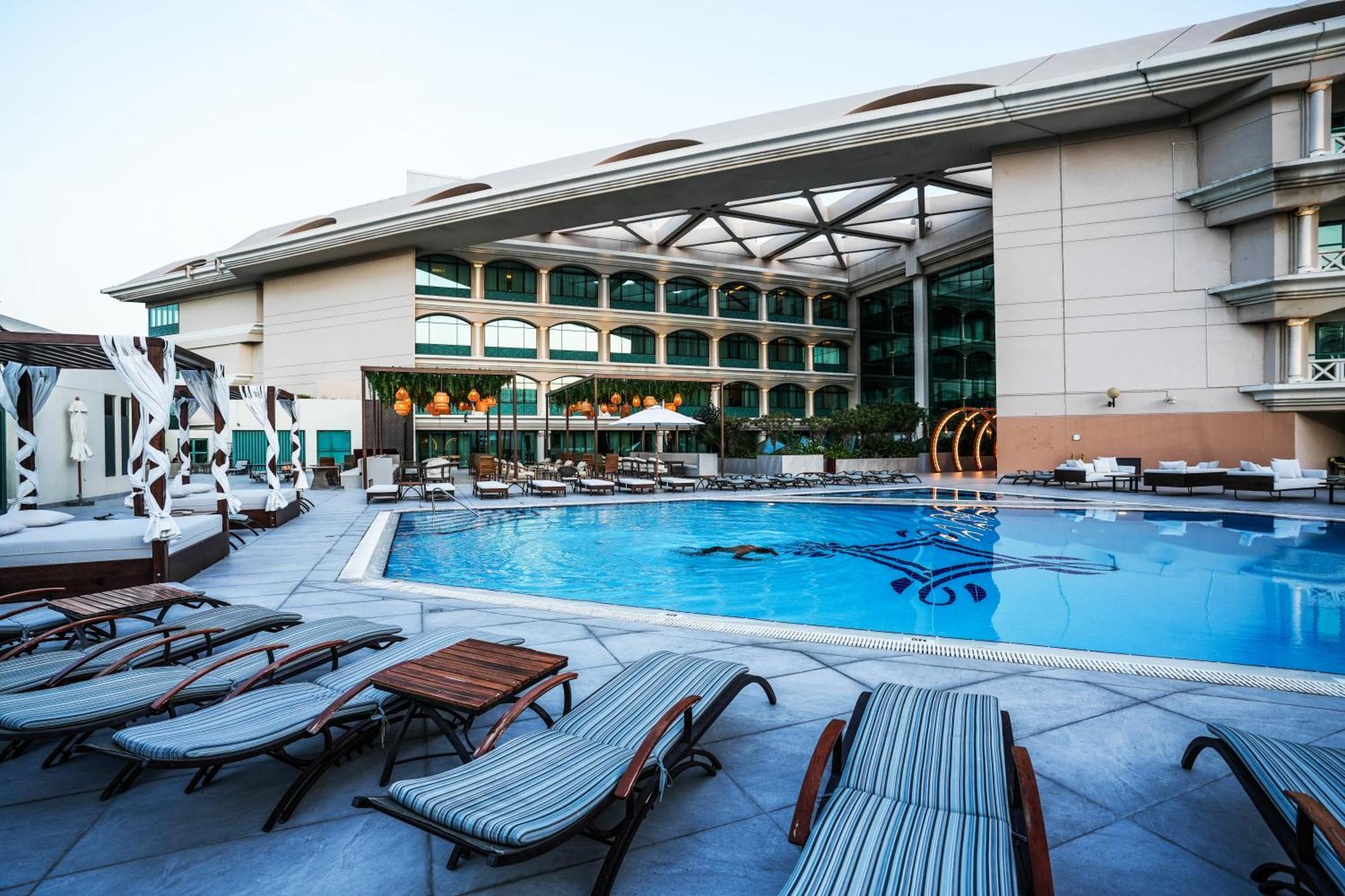 Moevenpick Grand Al Bustan Hotel Dubai Exterior foto The pool at the hotel